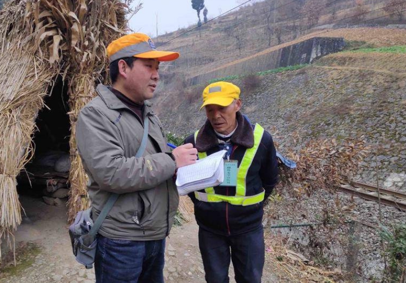 春运人物——桥隧车间安全员义务给山区孩子教古琴