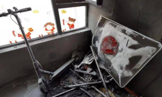 西安一业主家阳台着火 想用楼道消防设施却发现没有水