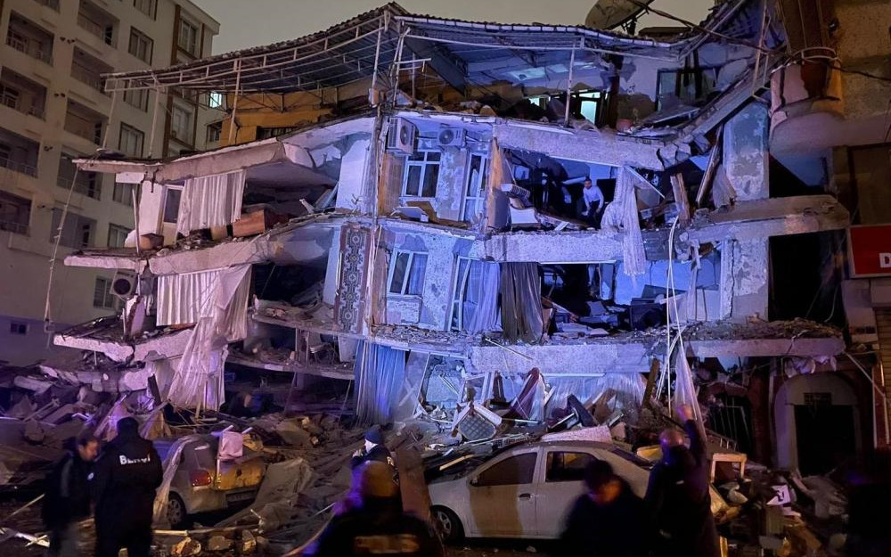 中国游客亲历土耳其地震：所住酒店晃动剧烈，穿拖鞋逃出捡回一条命