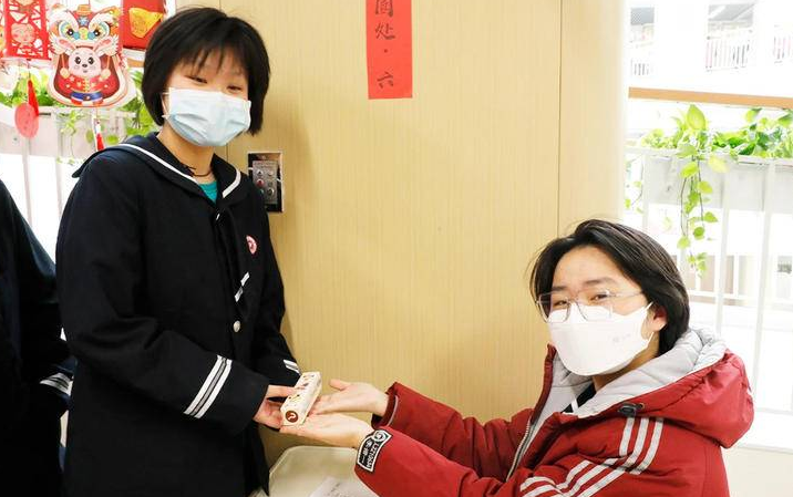 当开学报到遇上元宵节 西安这所学校“变身”灯谜会