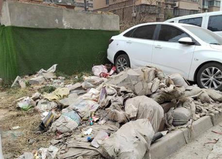 西安新安路海伦国际路边垃圾堆放许久未清理 越堆越多影响周围环境卫生