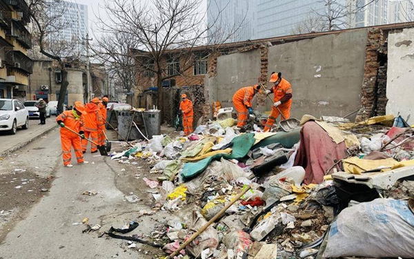 西安莲湖区青门南巷内垃圾堆积如山 现连夜运走60车约400方垃圾