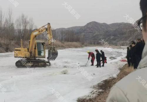 陕西神木一少年不慎坠入冰窟 当地启用挖机全力搜救