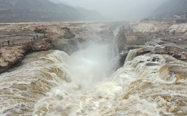 壶口瀑布景区恢复对外开放 滚滚黄河水奔腾而下