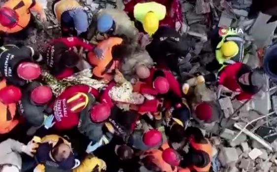 土耳其强震发生后救援持续 又有多名幸存者获救