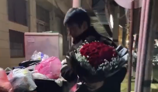 华商头条|男子垃圾桶旁捡玫瑰送妻子 妻子：结婚了 不在乎这些