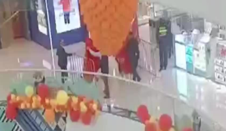 华商头条|南宁一商场内男子持刀伤害一女子 派出所：已出警