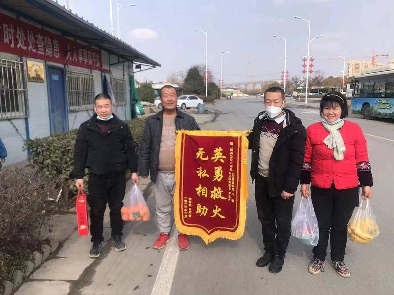 路遇货运面包车起火 西安一公交驾驶员停车扑救