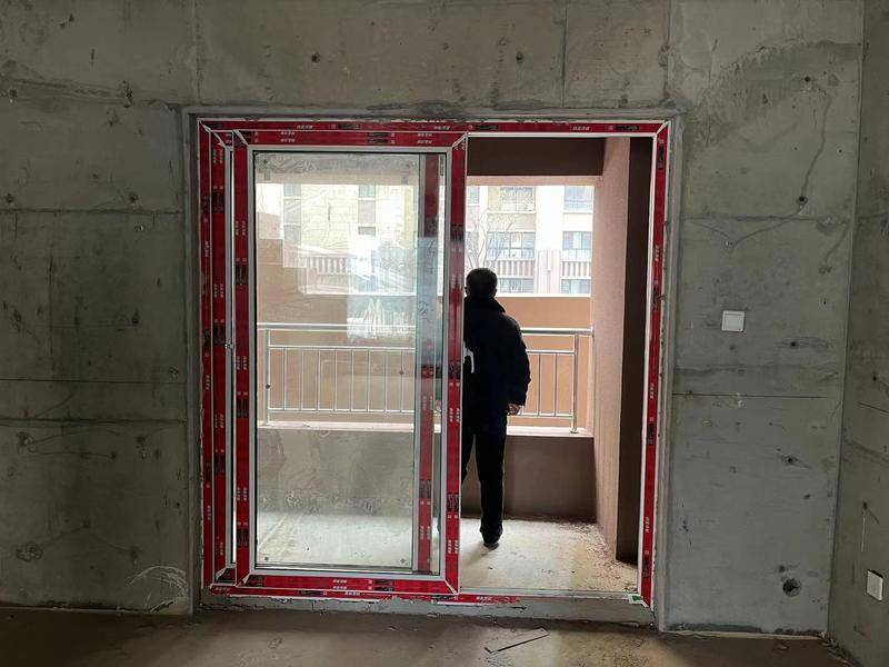 临潼男子收房发现阳台外1.3米高的墙挡光 开发商完全按图纸施工