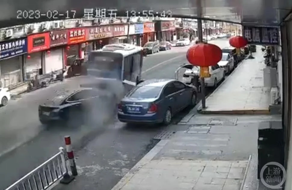 浙江一辆特斯拉当街连撞两车 警方通报：致1死1伤