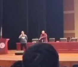 华商头条|副教授演讲内容不当引发学生不满 “教育名师”演讲时被高中生抢话筒