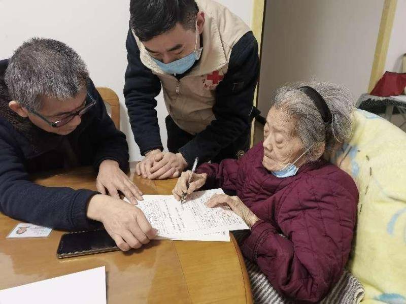 西安95岁老军医登记捐献眼角膜:将来希望能够帮助别人重见光明