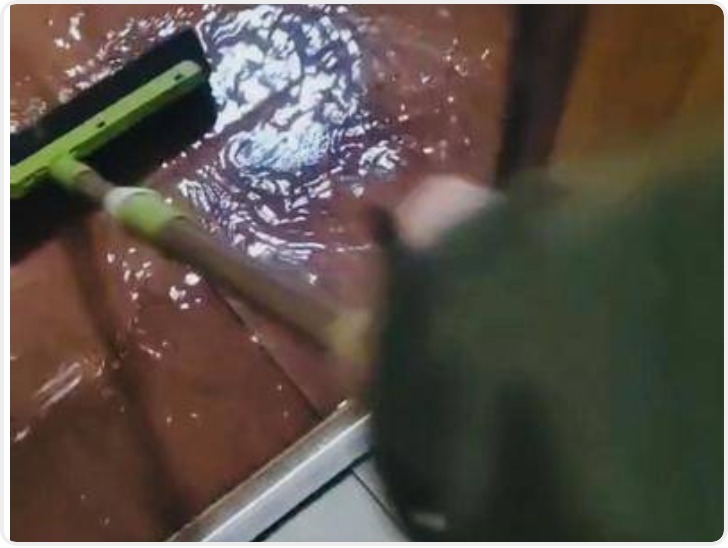 西安自强西路附近一小区物业打压通下水时未告知 业主家中被淹