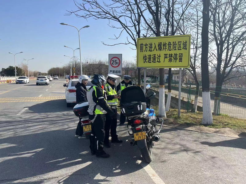 西安经开交警持续开展摩托车、电动车违法专项整治行动