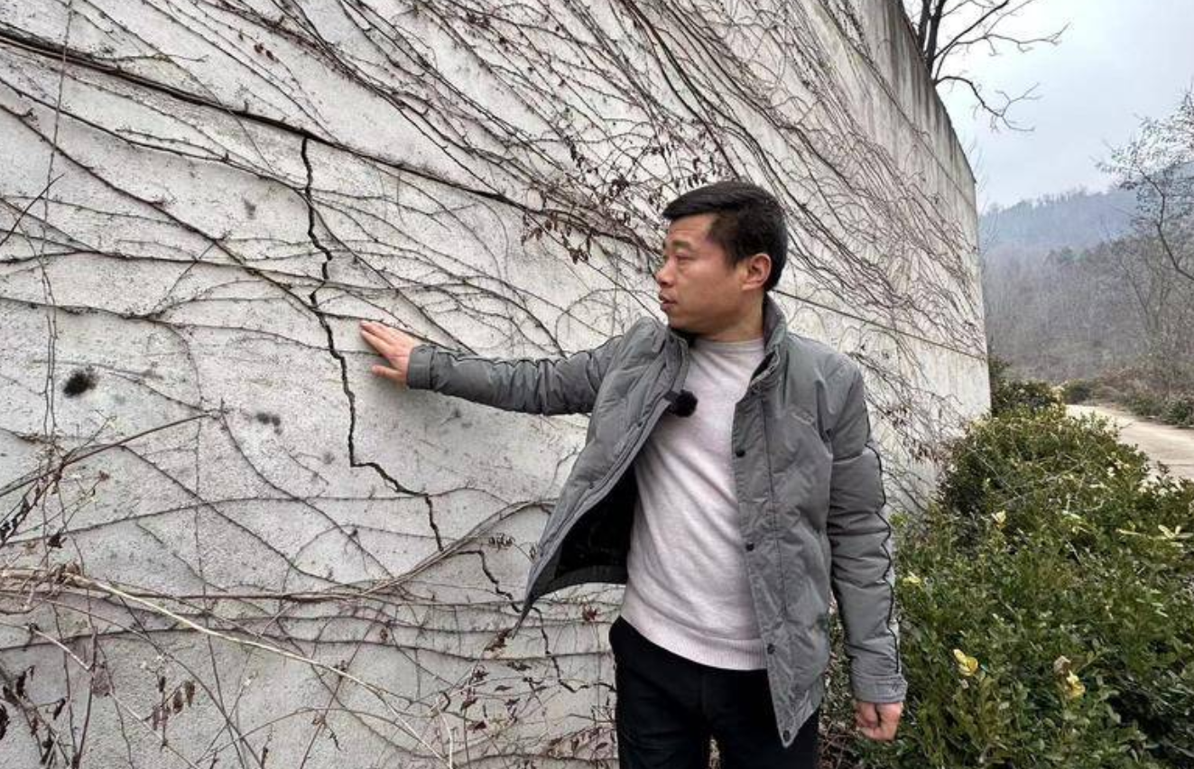 被列为地质灾害户 西安东张村村民家的房子墙体出现多处裂缝