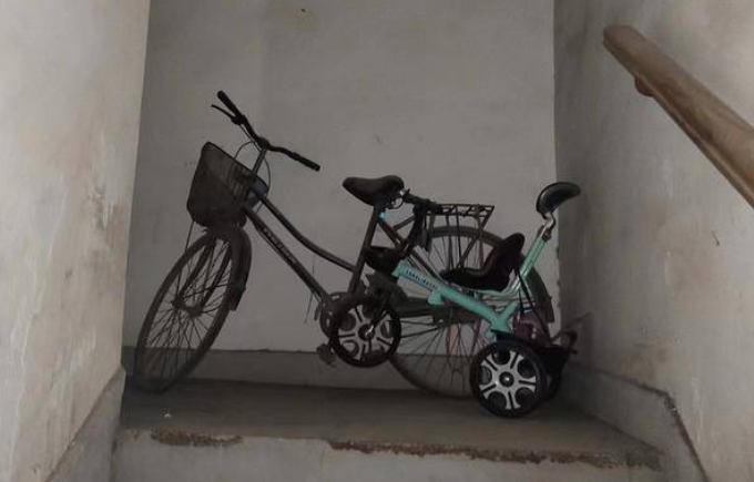 华商记者帮丨兴隆社区电动车杂物堆满楼梯间 发生意外怎么逃生？