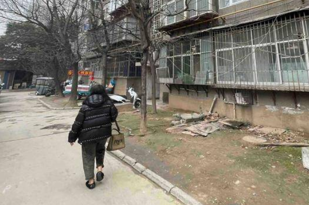 华商记者帮|同一小区水电费价格分三档 业主购房五年不知何人在收费