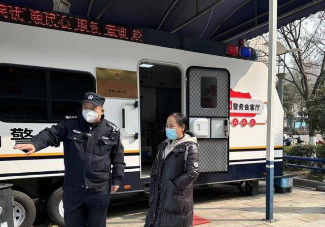 报警、咨询、求助等都可以 暖心警务会客厅亮相西安街头