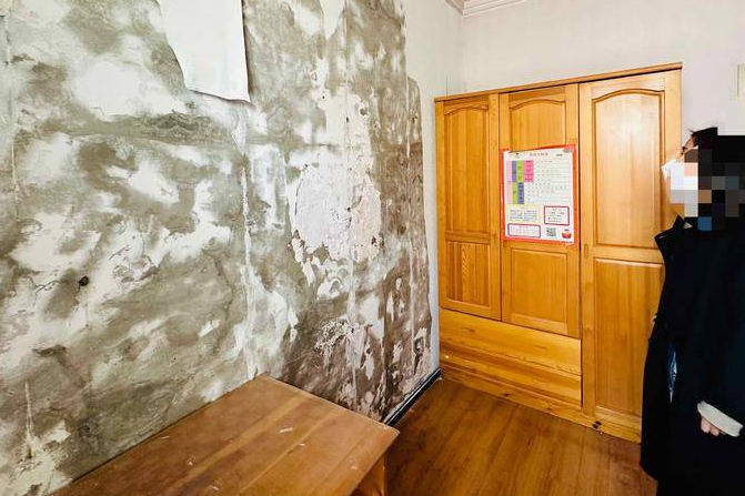 华商记者帮|给墙注胶防漏水工人报价2000多元 最后为何收一万？