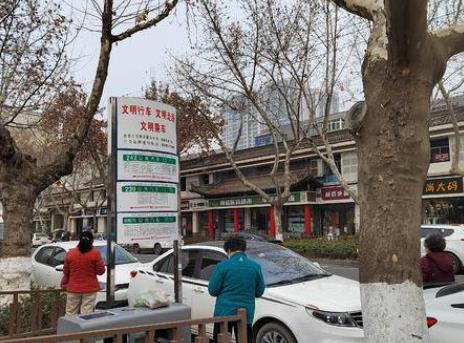 西安凤栖东路私家车随意占道 公交车有站难停