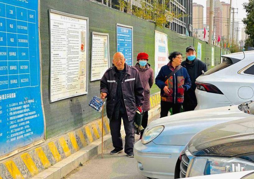 西安红庙坡安置小区入住一年半小区外没人行道 行人和非机动车抢道太危险