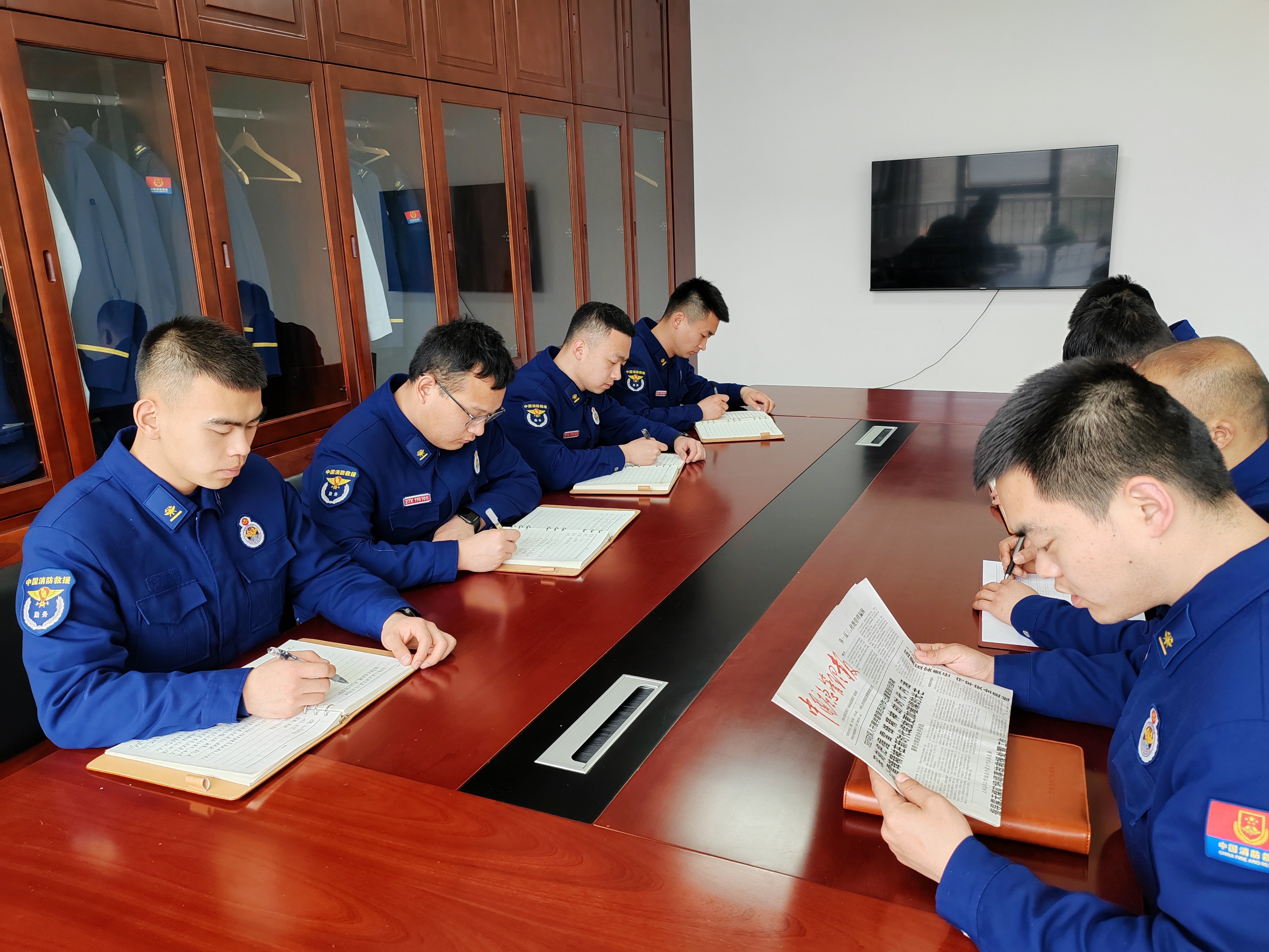 以班为单位组织指战员深入学<span class=