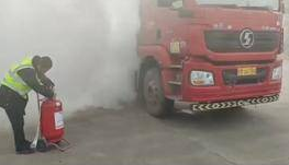 货车冒着浓烟开进收费站 两收费人员紧急抢险