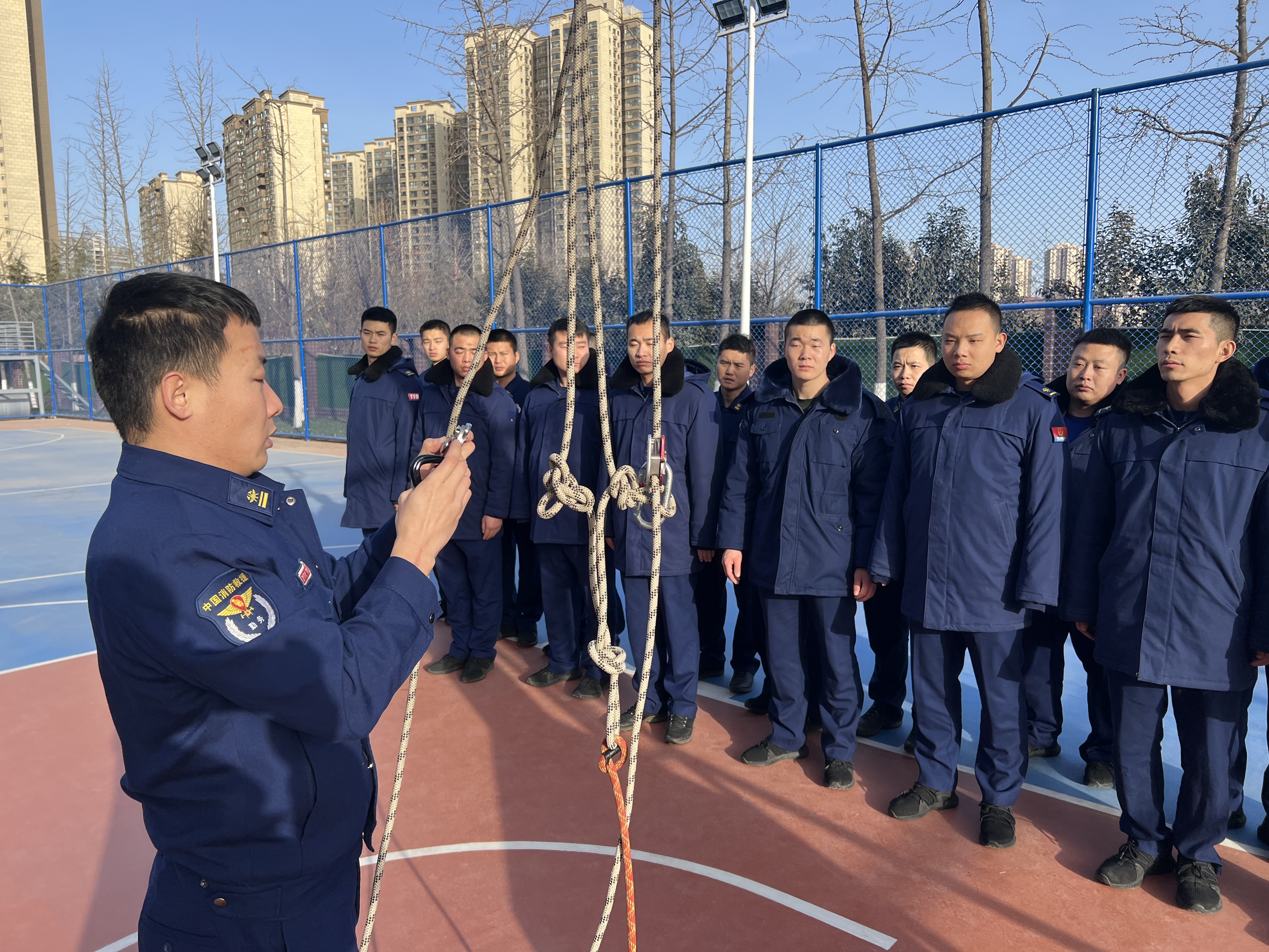 演兵场上互教互帮互学（高莹摄）.jpg