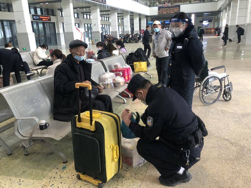 西安铁警开展爱民服务活动诠释“雷锋精神”