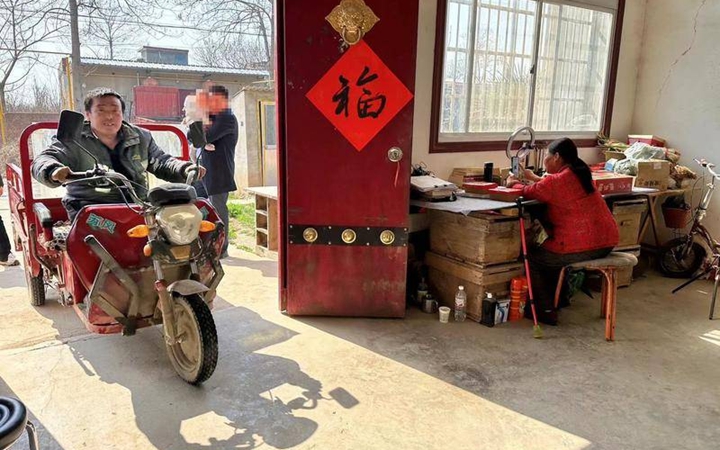 不卖惨不哭穷 西安临潼残疾的“玲牙姐”靠直播改变生活