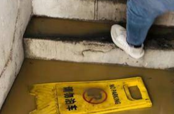 西安一单元楼主管道堵塞 返水把家里淹了业主无奈租房居住