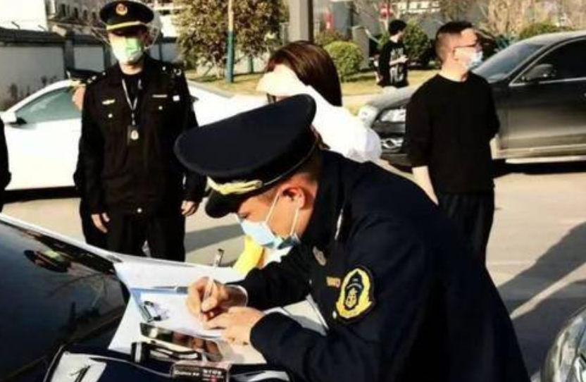 西安一出租车违规载乘客买字画 被电子稽查精准查处