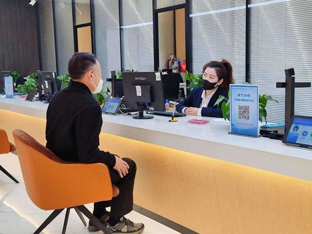 群众周末在等驾坡街道党群服务中心办理业务