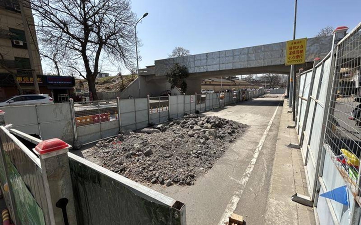 华商记者帮 | 华清东路铁路桥下的围挡为啥拆了又围？