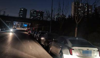 华商记者帮|小区门口路通了快一年 路灯至今不亮