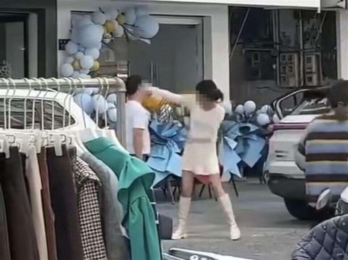 男女互扇耳光路人拍视频发到网上 律师：或侵犯肖像权