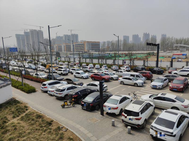 小8跑街|道路修通后白天晚上停满车 市民：市政路还是停车场？