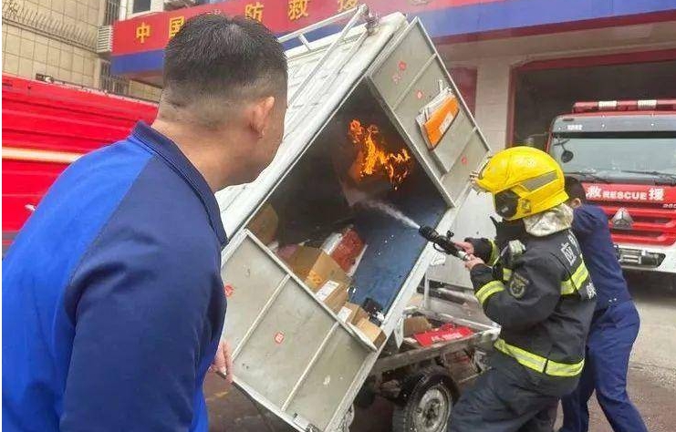 着火快递三轮车开进消防站 消防员5分钟内将明火扑灭