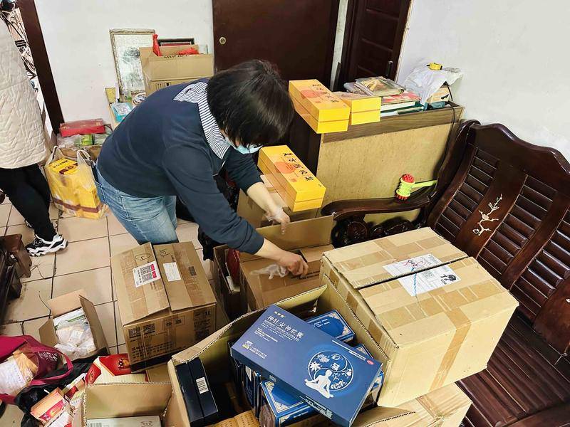 华商记者帮|老人去世后过期药品保健品堆满客厅 家人呼吁建立回收途径