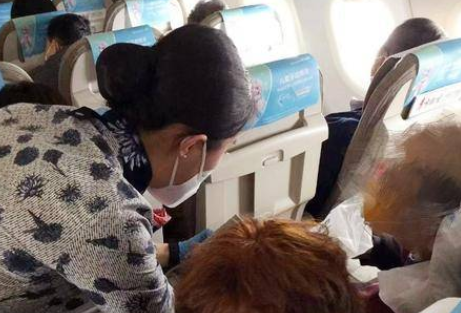 西安-昆明航班旅客飞机上呼吸急促 紧急施救转危为安