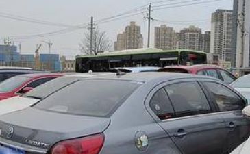 西安长鸣路中段公交站台被私家车包围 乘客在机动车道上等车