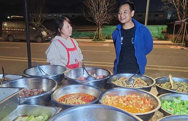 13元20个菜随便吃 有学生在工地食堂“看见”了父母