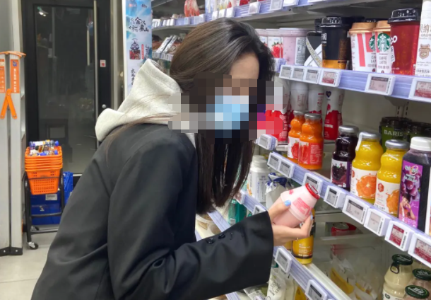 女子自称在上海便利店拍照2分钟被店员骂了 网友吵翻