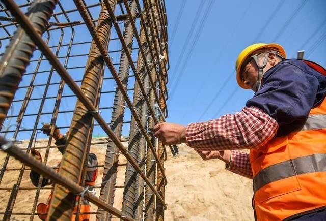 3月27日，施工人员在欧亚大道上跨货运北环线高架工程现场进行基础承台钢筋安装作业。