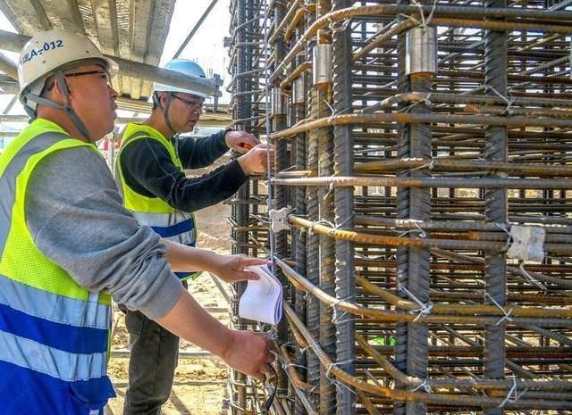 3月27日，施工管理人员在欧亚大道上跨货运北环线高架工程现场进行墩柱钢筋验收。