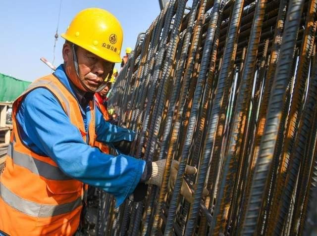 3月27日，施工人员在欧亚大道上跨货运北环线高架工程现场进行钢筋安装作业。