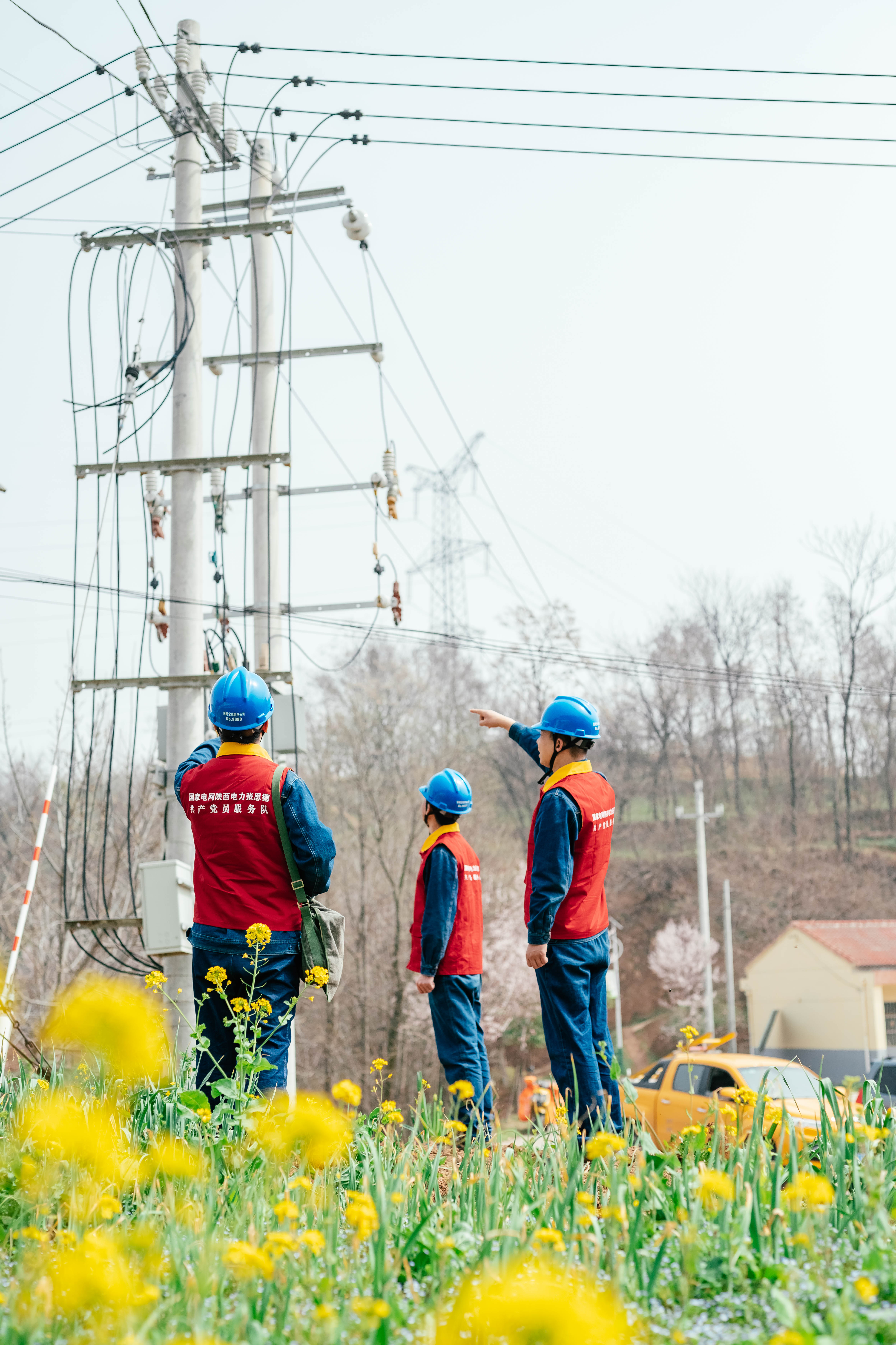 国网陕西电力员工对10千伏线路进行巡视.JPG
