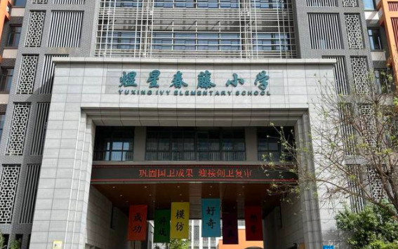华商记者帮|上学一年多却发现孩子没学籍  学校：正解决