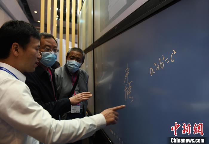 活动现场，“智慧教室”吸引参观者体验。　周毅 摄