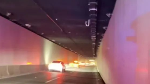 大货车挂断电线 西安科技八路隧道临时交通管制